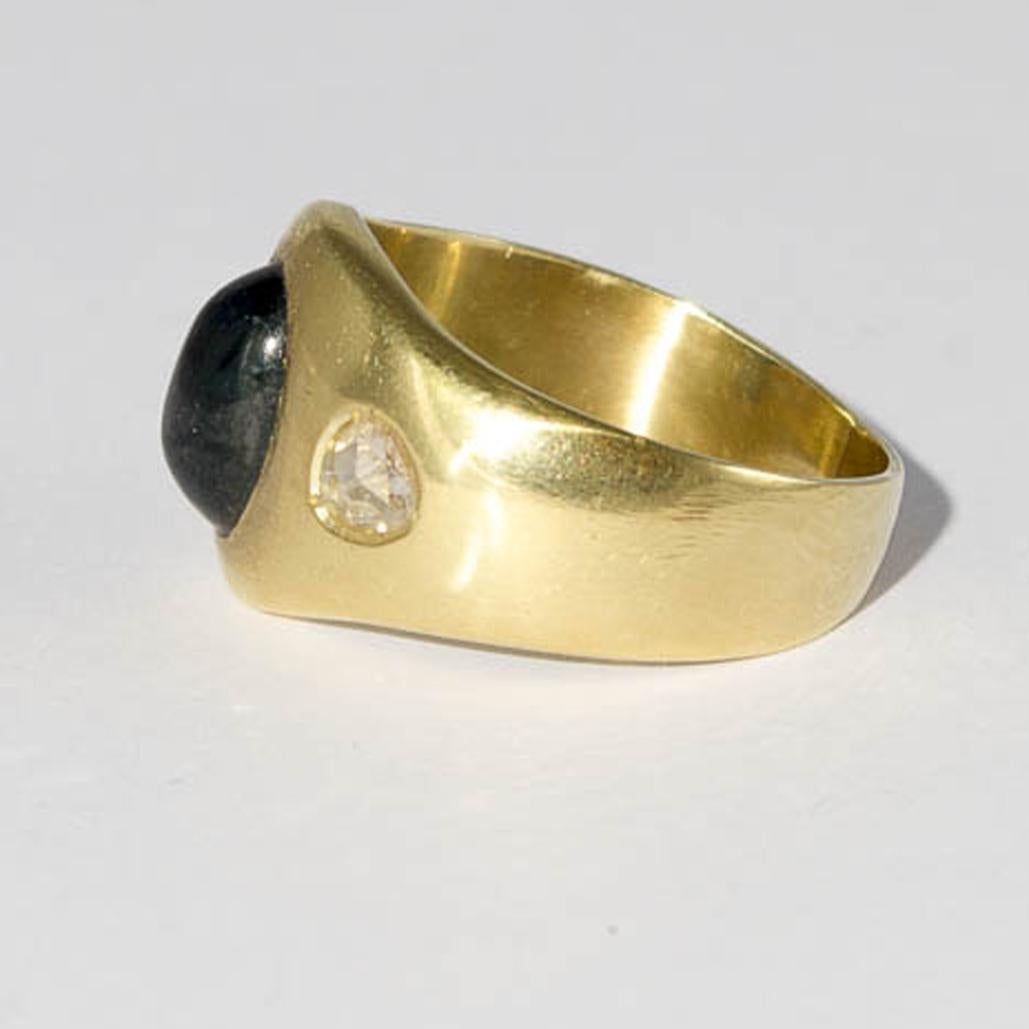 Modern Bandring Yellow Gold with Sapphire Cabochon and Diamonds