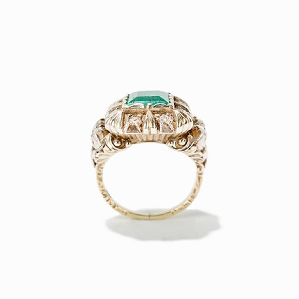Emerald ring with 12 old cut diamonds, 14 carat, 18th century.

14 carat gold
Europe, 18th century
1 Emerald approx. 3 ct
12 diamonds in irregular old cut total approx. 0.6 ct
Postmarked inside 