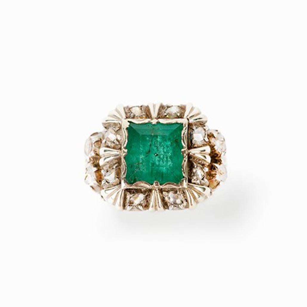 Emerald Ring with 12 Old Cut Diamonds, 14 Carat, 18th Century (Barock)