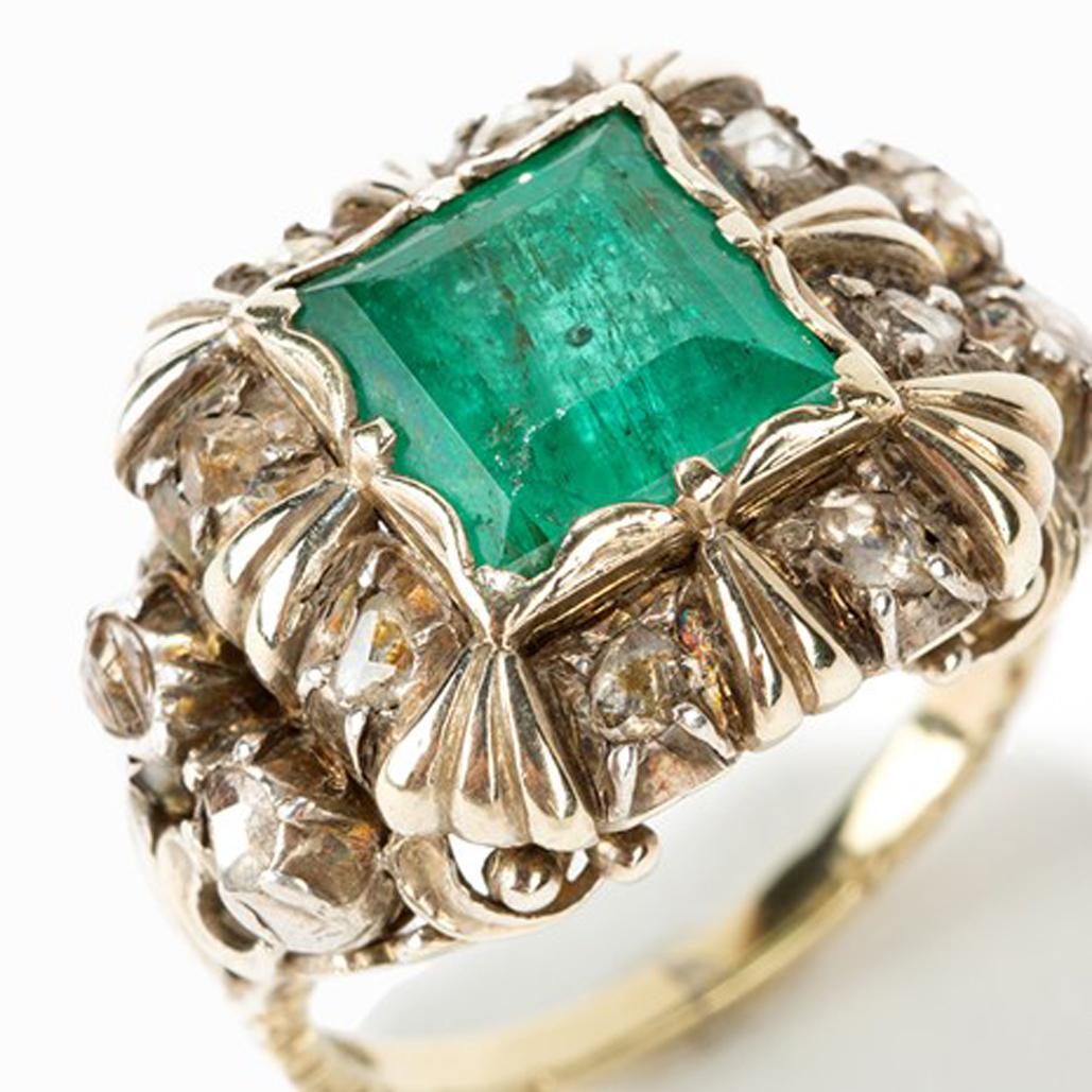 Emerald Ring with 12 Old Cut Diamonds, 14 Carat, 18th Century (Smaragdschliff)