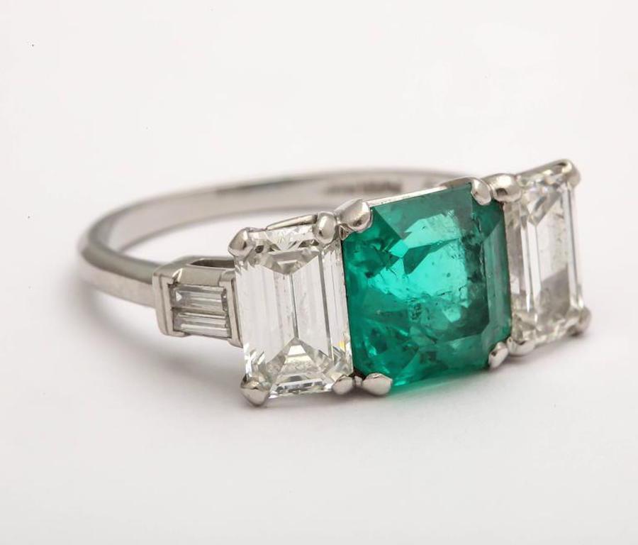 Art Deco Emerald and Diamond 3-Stone Ring Set in Platinum In Good Condition In New York, NY