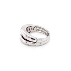 Anillo de oro blanco de 18 quilates con rubíes y diamantes, de banda cónica y bisagra