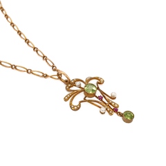 Pendentif de style lavalière en or 15 carats, orné de rubis, de péridot et de perles de graine, avec une chaîne en or 9 carats