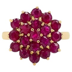Bague cocktail à motif hexagonal, sertie d'un rubis rond et en or jaune 9 carats