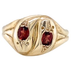 Bague de cocktail vintage en or jaune 9 carats avec grenat et motif de serpent à deux têtes, 1959