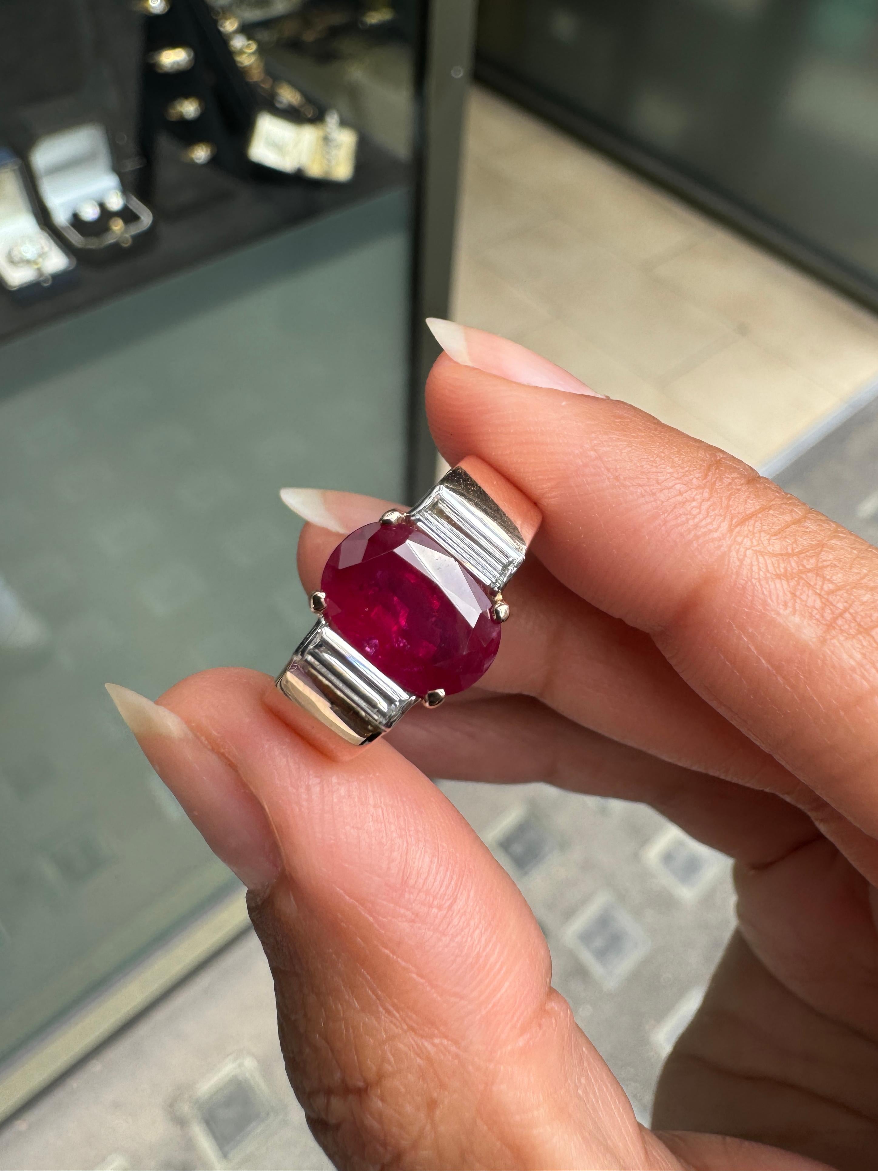 Women's or Men's 2.60 Carat Ruby and Diamond 14 Carat Rose Gold Ring, circa 1960s For Sale