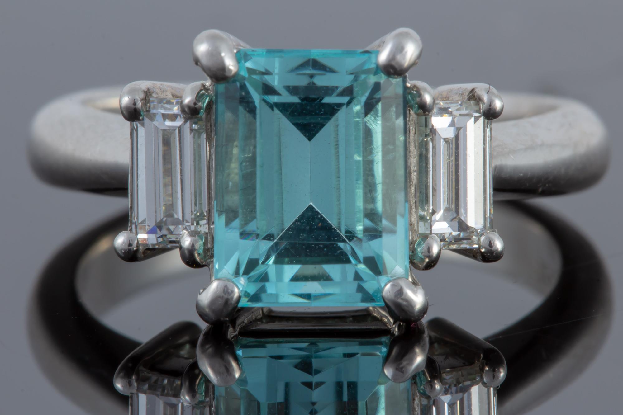 Taille émeraude Bague rare en platine sertie d'une tourmaline Paraiba de 2,78 carats et de diamants en vente