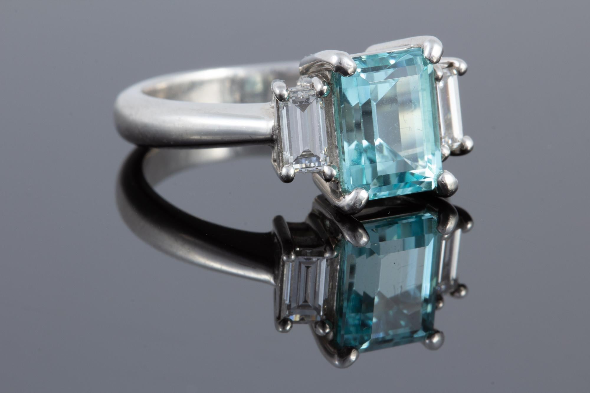 Seltener 2,48 Karat Paraiba-Turmalin und Diamantring aus Platin gefasst im Zustand „Neu“ im Angebot in Houston, TX