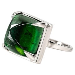 Bague minimaliste sur mesure en or blanc 18 carats, sertie d'une tourmaline verte « Sugarloaf »