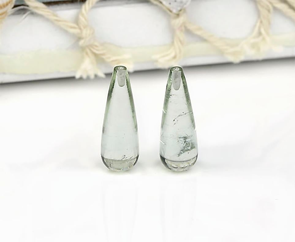 Ce collier pendentif contemporain est en or jaune 18 carats avec une minuscule fleur de jonquille sur un côté, un saphir bleu foncé naturel et une longue goutte de tourmaline mentholée détachable. Elle appartient à la collection qui a été présentée
