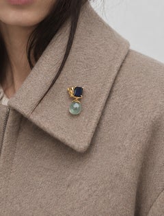 Eighteen Karat Yellow Gold Contemporary Elephant Sapphire Brooch