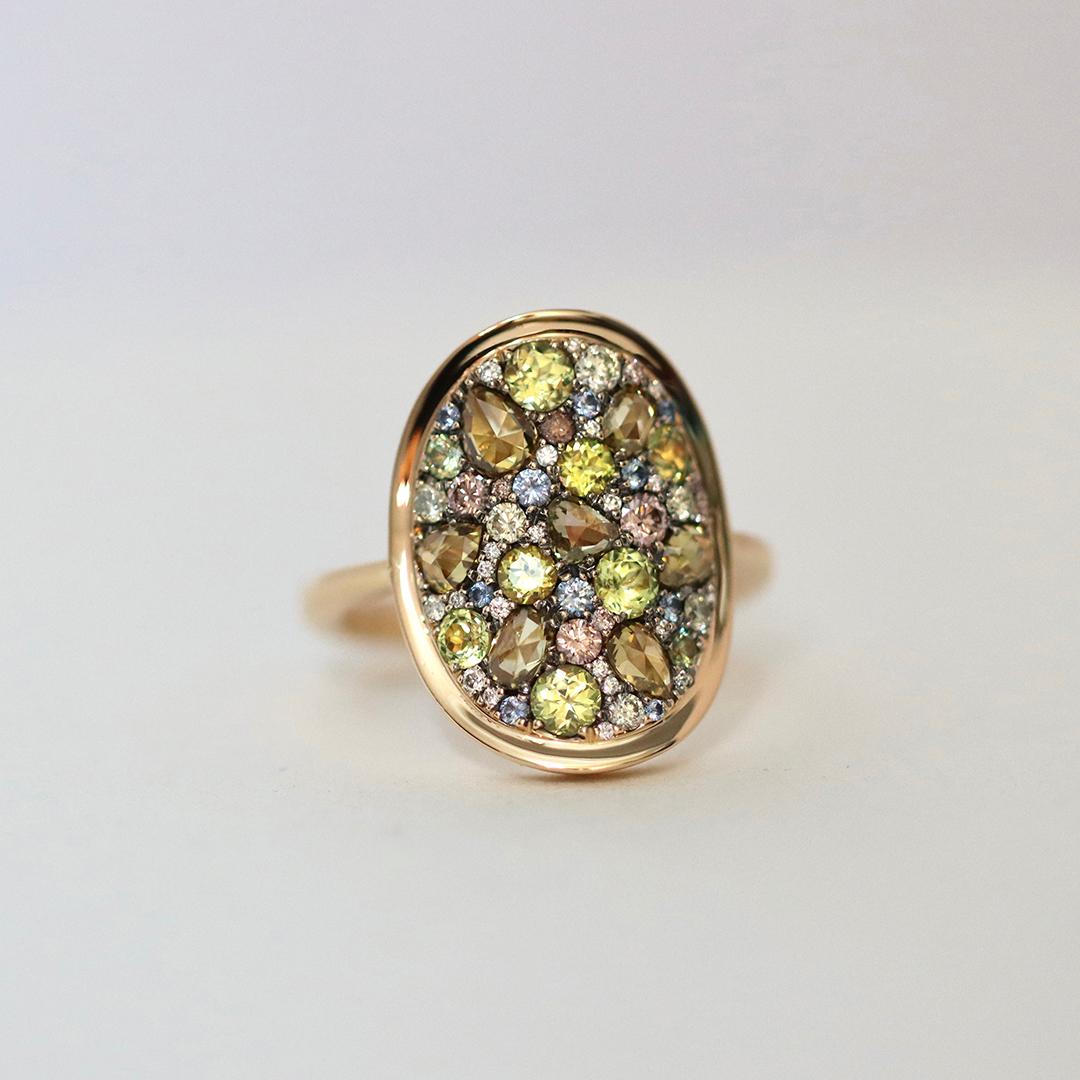 Einzigartiger Ring in hellen, überwiegend gelben Farbtönen, handgefertigt in Belgien von der Schmuckkünstlerin Joke Quick, ohne Guss oder Druck, 

18K Gelbgold  10.5 g.
7 X Fancy Grünlich gelbe Diamanten im Rosenschliff 0,92 ct;  
7 X Kalkgelber