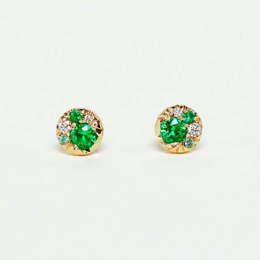 Fabriquées à la main en Belgique, par la créatrice de bijoux Joke Quick, sans aucun moulage ni impression, ces boucles d'oreilles en or jaune 18 K présentent des émeraudes Muzo de Colombie, des diamants et de petites tourmalines paraiba rares.