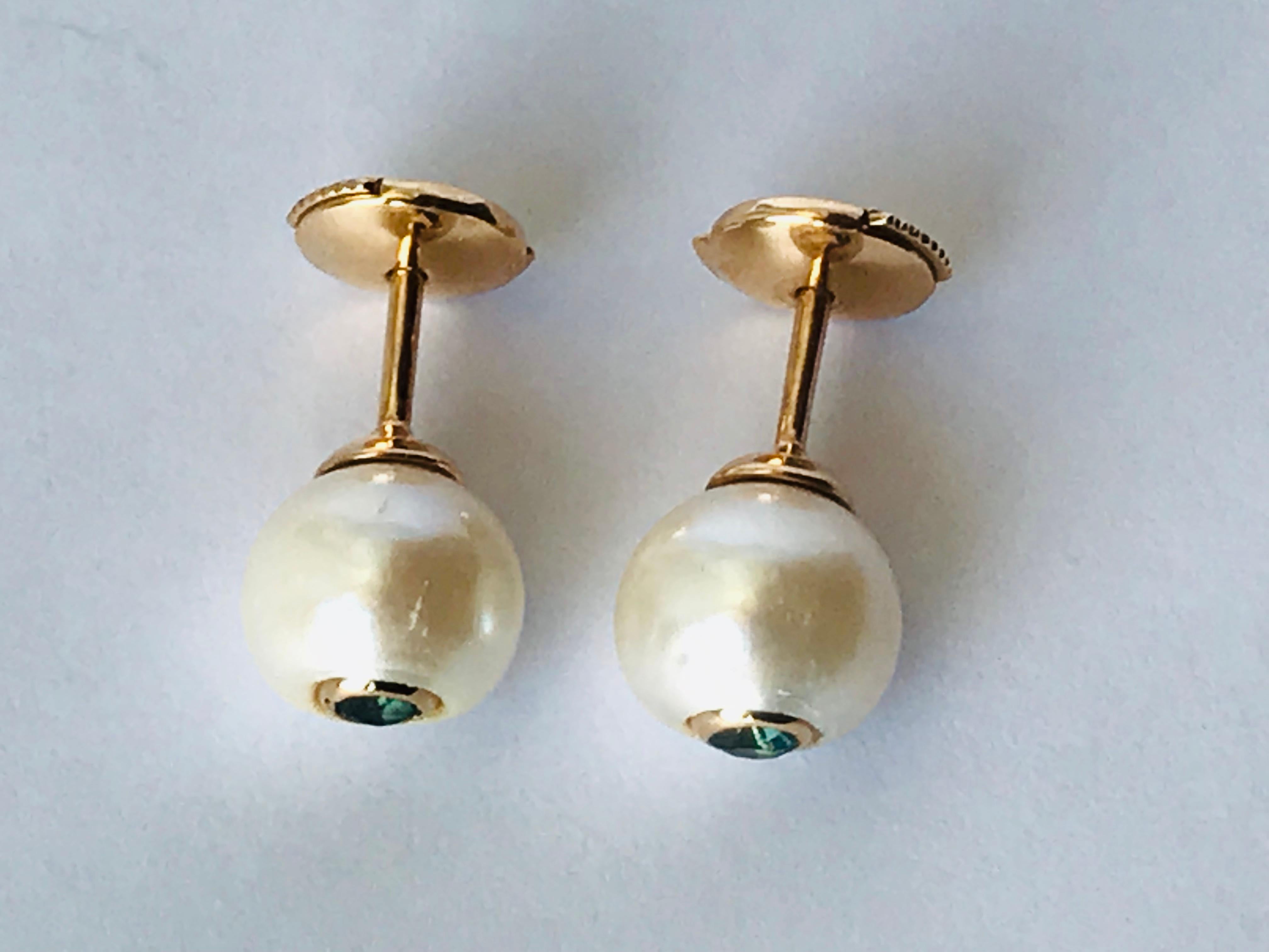SÉLÉNÉ : 18K Rose gold, tourmalines and pearls pair of stud earrings by Frederique Berman.
Bearing the name of luminous and beautiful Greek goddess of full moon, the Séléné pearl stud earrings are the best makeup : they bring a drop of light on each