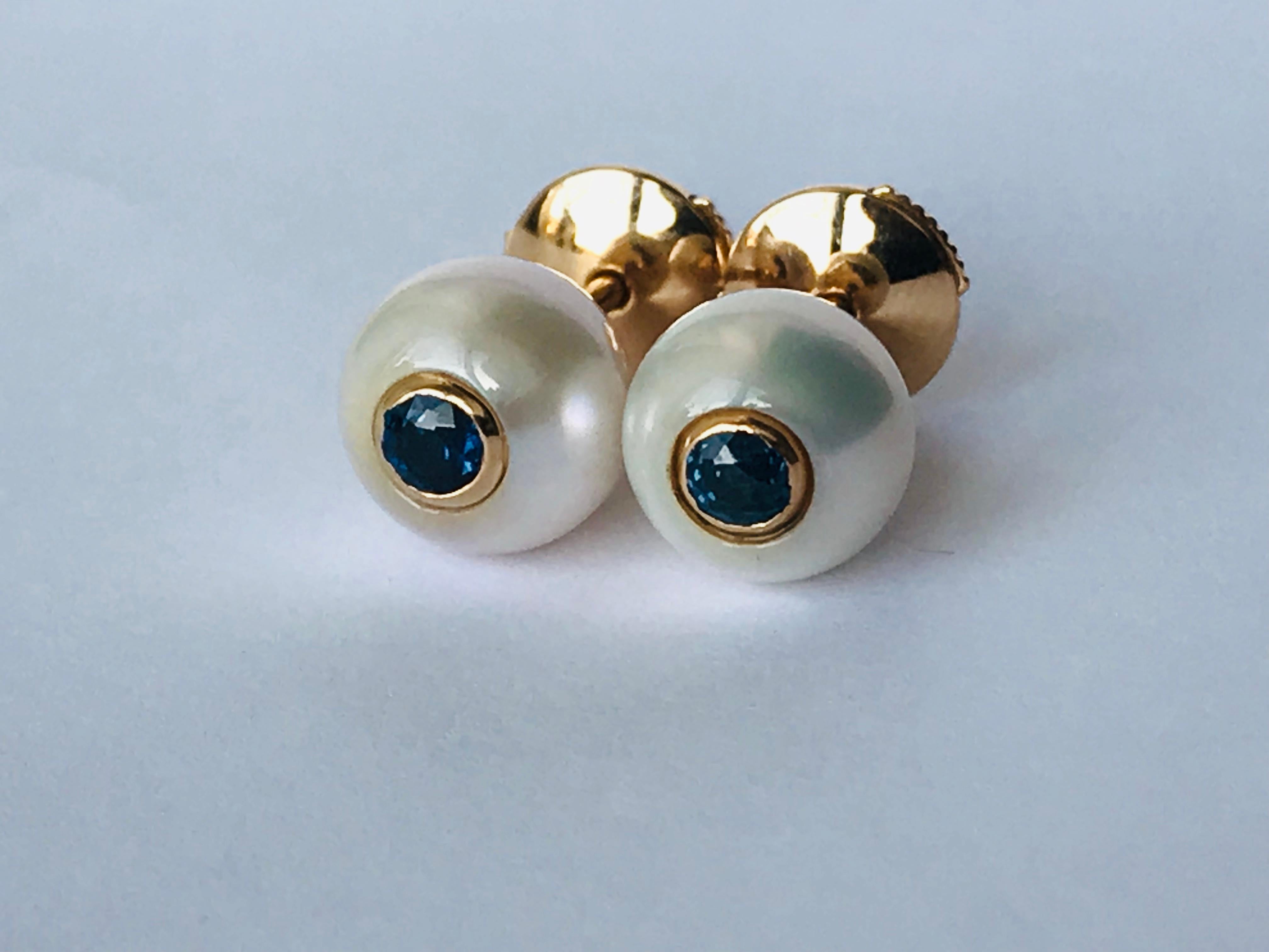 SÉLÉNÉ :18K Rose gold, sapphires and pearls pair of stud earrings by Frederique Berman.
Bearing the name of luminous and beautiful Greek goddess of full moon, the Séléné pearl stud earrings are the best makeup : they bring a drop of light on each