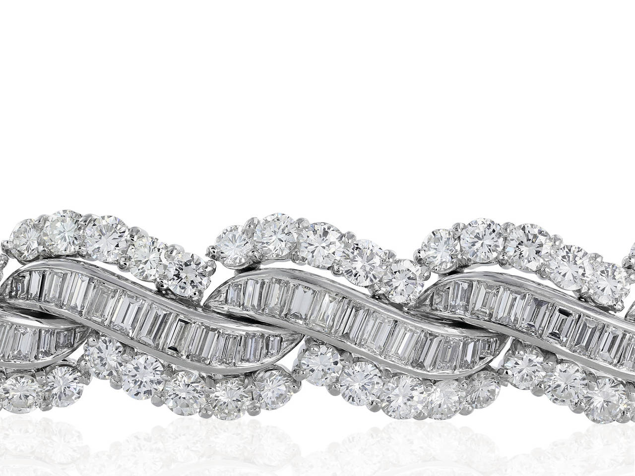 Retro 22 Carat Diamond Platinum Bracelet In Excellent Condition For Sale In Chestnut Hill, MA