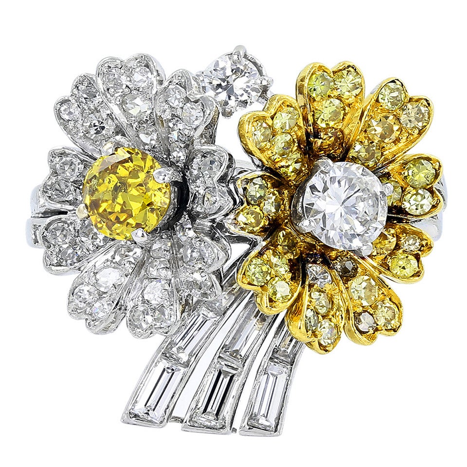 2.88 Carats Diamonds Gold Floral Motif Ring For Sale