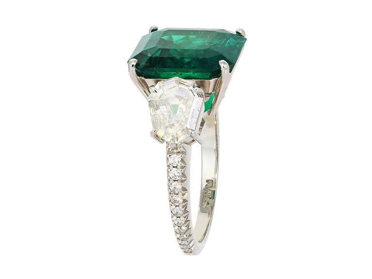 5.48 Carat Colombian Emerald Diamond Platinum Three Stone Ring In New Condition For Sale In Chestnut Hill, MA