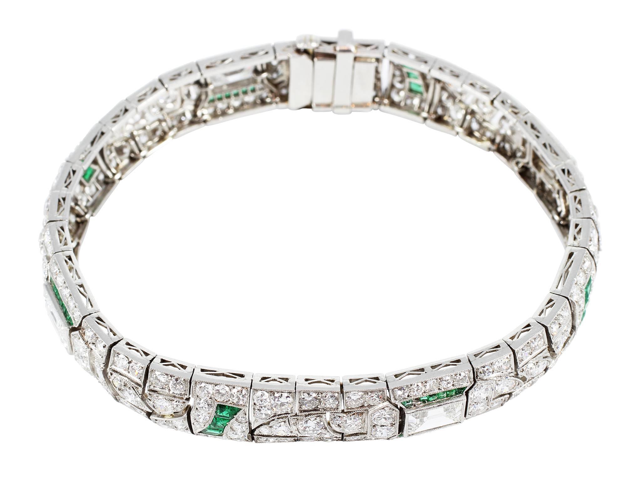 14.00 Carats Art Deco Emerald Diamonds Platinum Bracelet In Excellent Condition For Sale In Chestnut Hill, MA