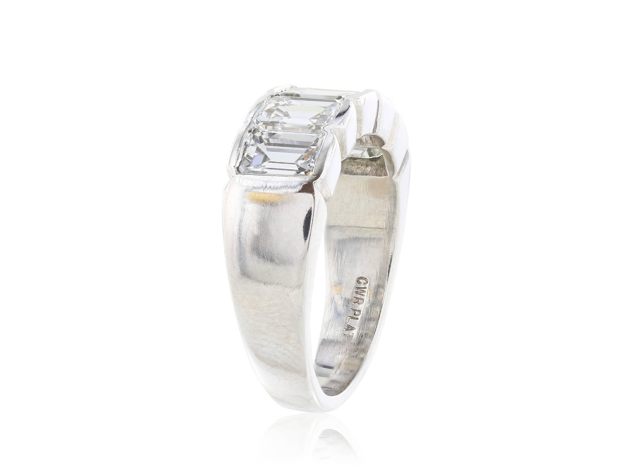 Platin maßgeschneiderte 5 Stein Estate Ring bestehend aus 5 Smaragdschliff Diamanten mit einem Gesamtgewicht von 3,16 Karat, H-I Farbe und  VS1-Klarheit, beziehungsweise.
Größe 6 3/4
