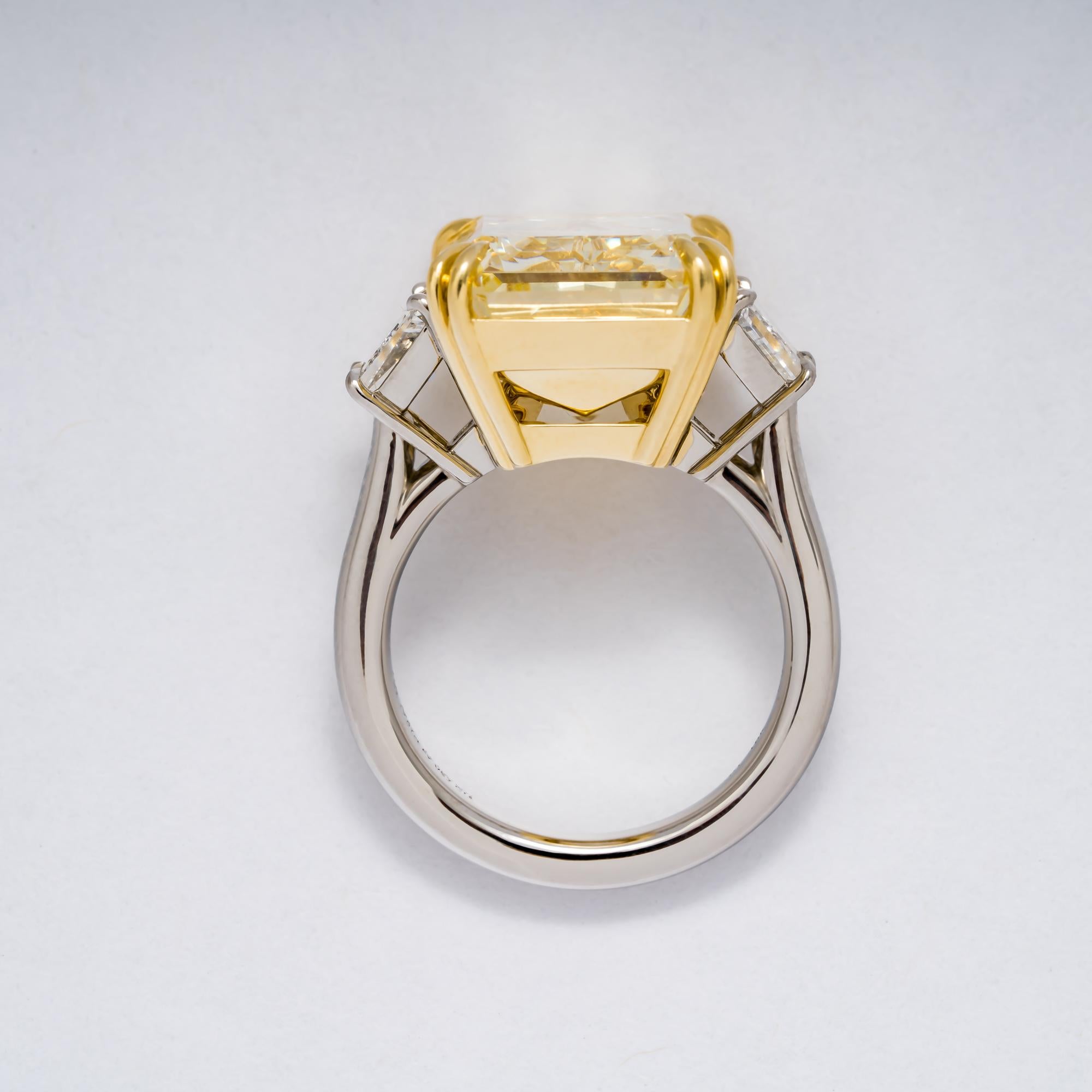 GIA Certified 17.01 Carat Fancy Yellow Radiant VS2 Diamond Engagement Ring (Radiantschliff) im Angebot