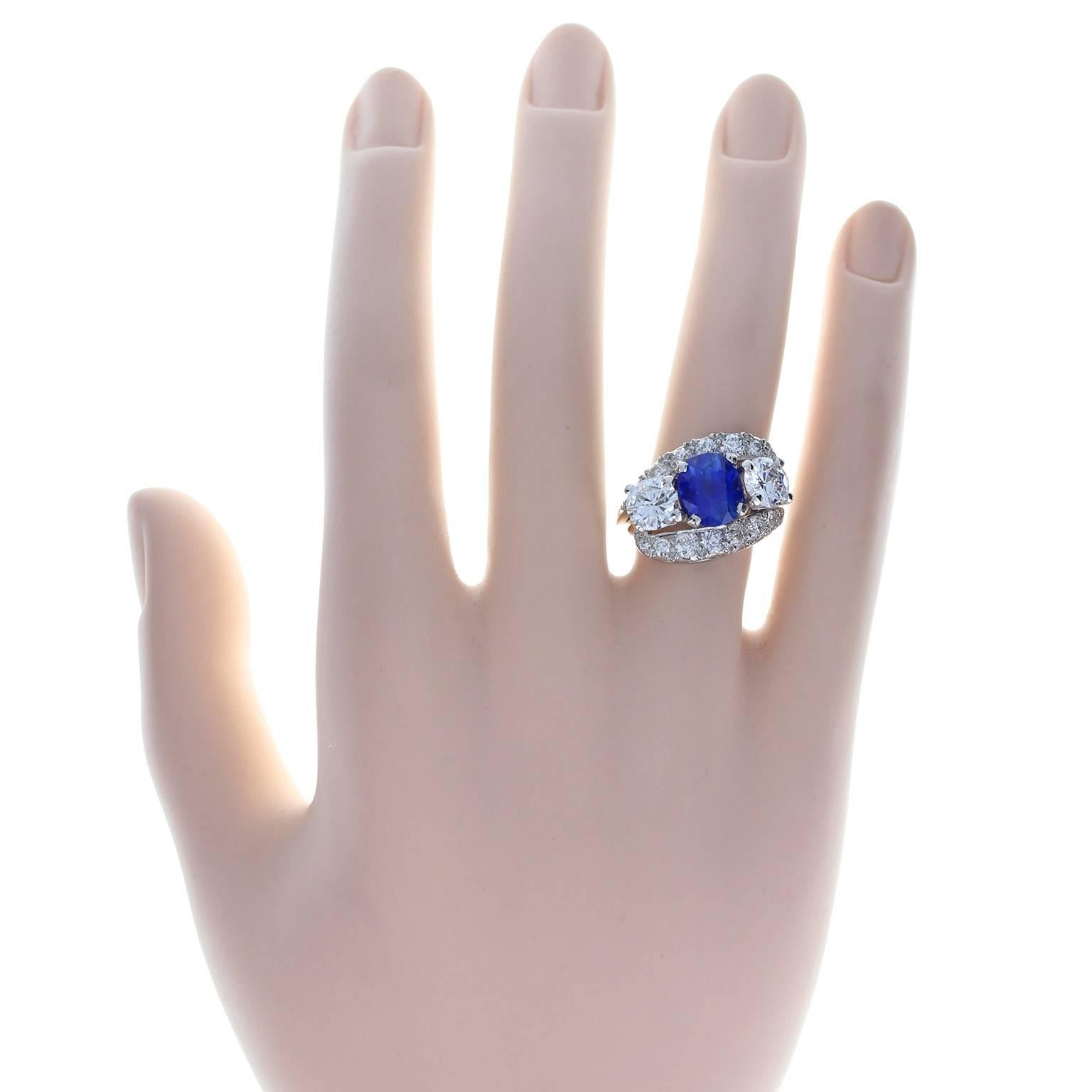 Exceptional Ceylon Sapphire Diamond Platinum Three Stone Ring In Excellent Condition For Sale In Newcastle Upon Tyne, GB