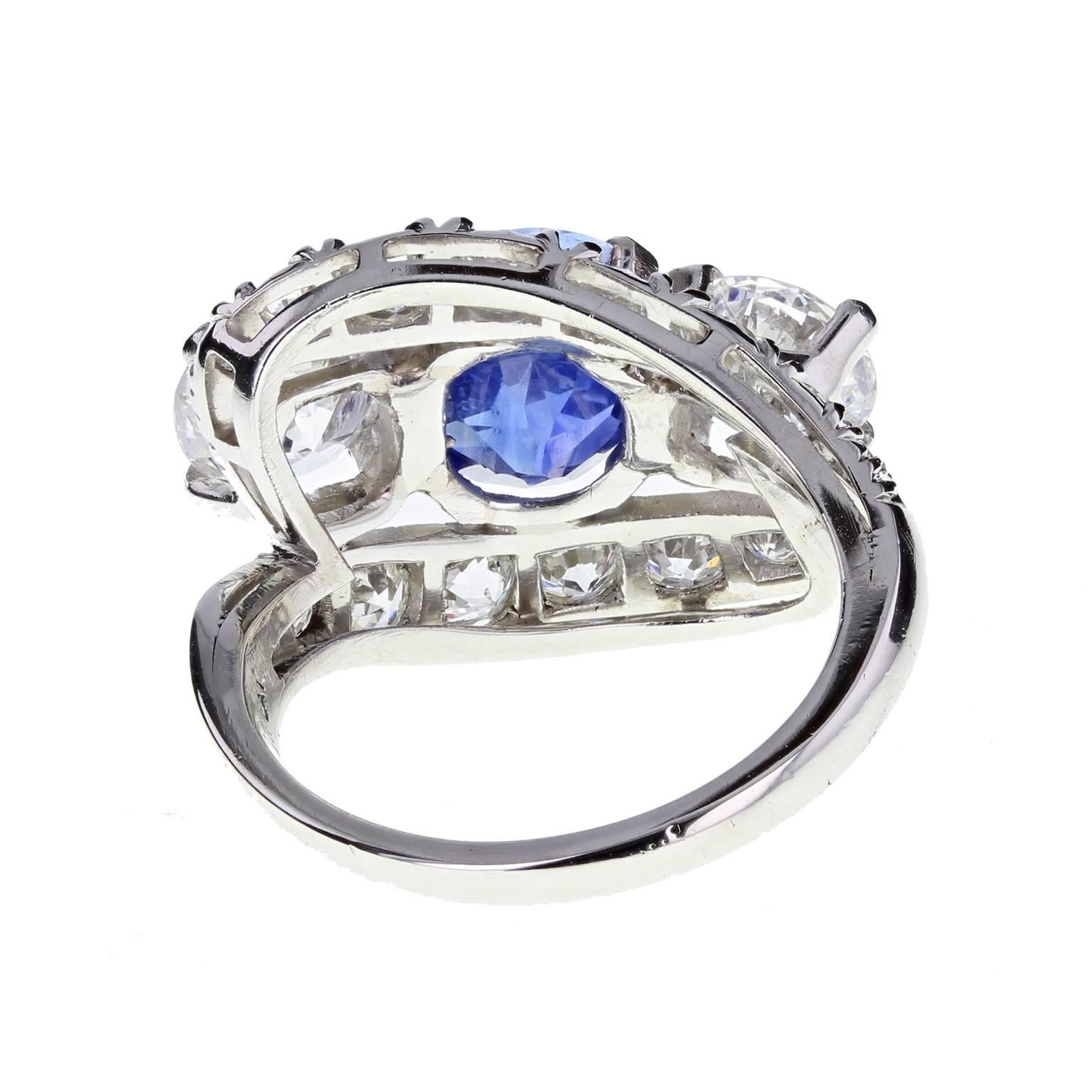 Modern Exceptional Ceylon Sapphire Diamond Platinum Three Stone Ring For Sale