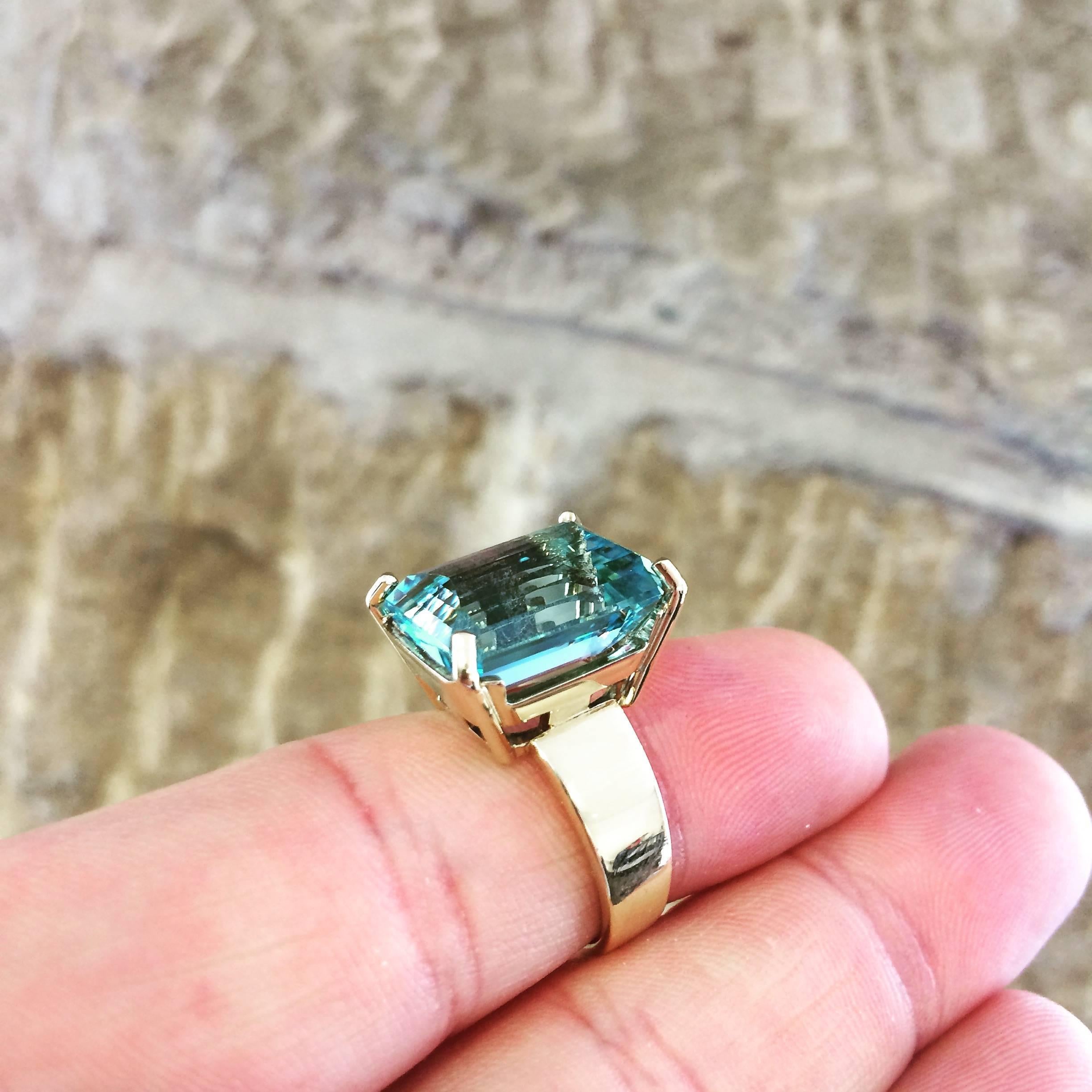 Women's or Men's Very Fine Quality Fancy Cut Aquamarine Gold Solitaire Ring