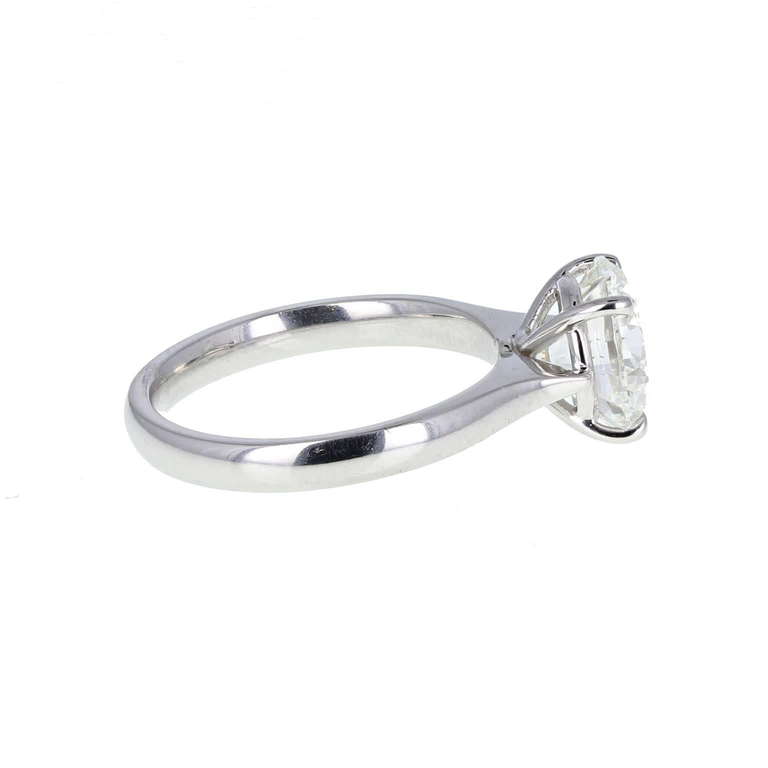 Mounted classically and elegantly in four platinum claws and set to a heavy, quality, polished shank, this diamond is allowed to speak for itself in this fine ring. Very bright, white and lively. An excellent quality diamond ring.
Shank and
