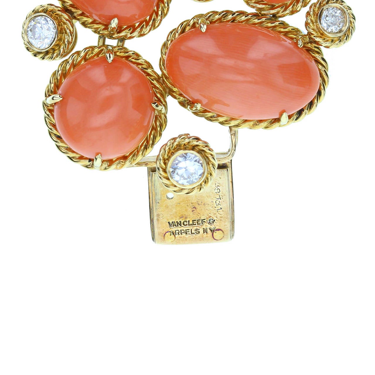 1970s Van Cleef & Arpels Coral Diamond Gold Bracelet For Sale 1