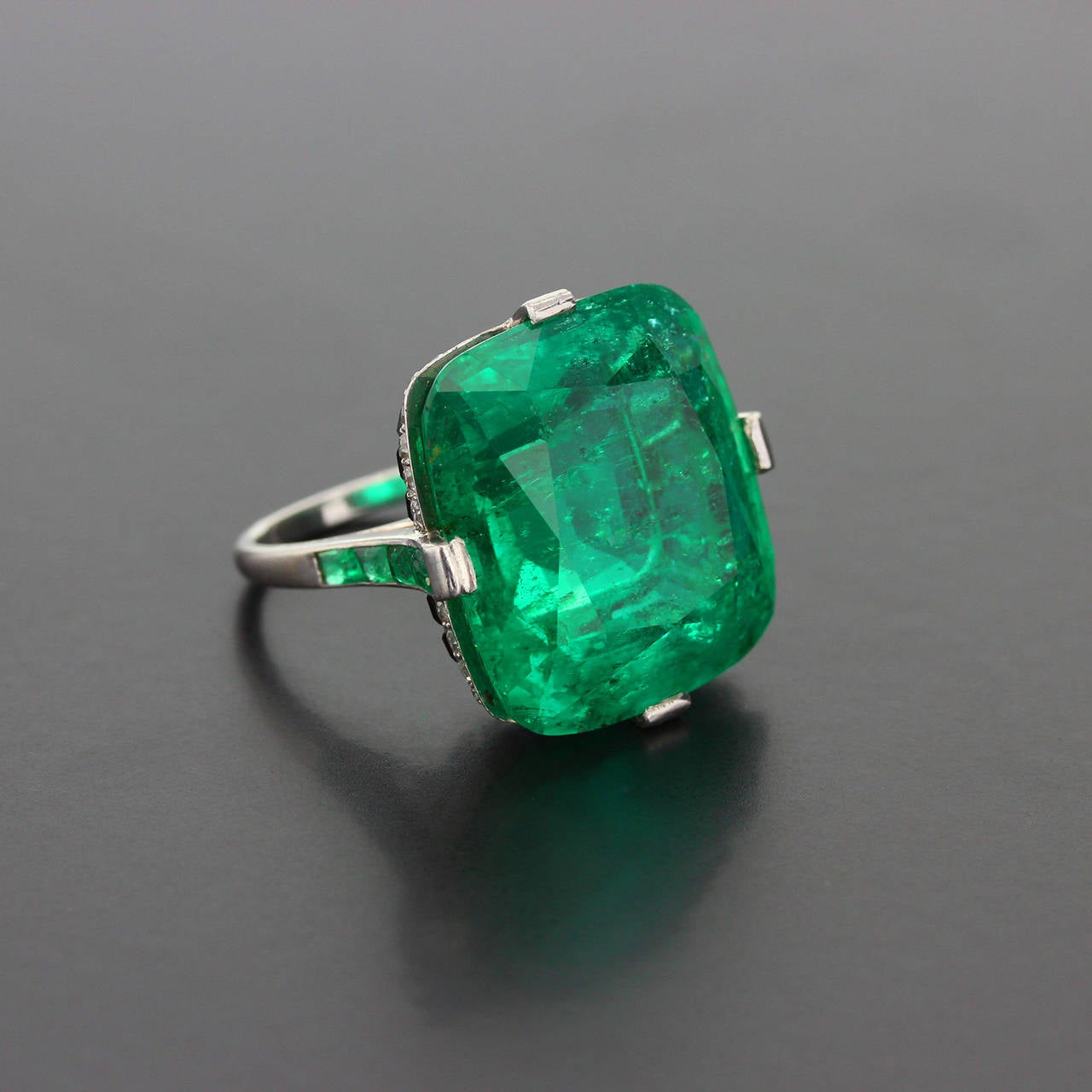 Cartier Important Art Deco Colombian Emerald Onyx Platinum Cocktail Ring For Sale 6