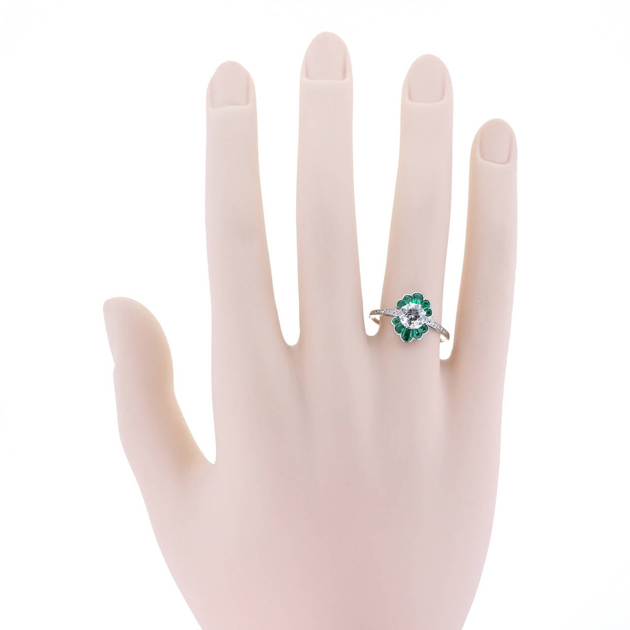 1930s Emerald and Diamond Cluster Ring in Platinum In Excellent Condition For Sale In Newcastle Upon Tyne, GB