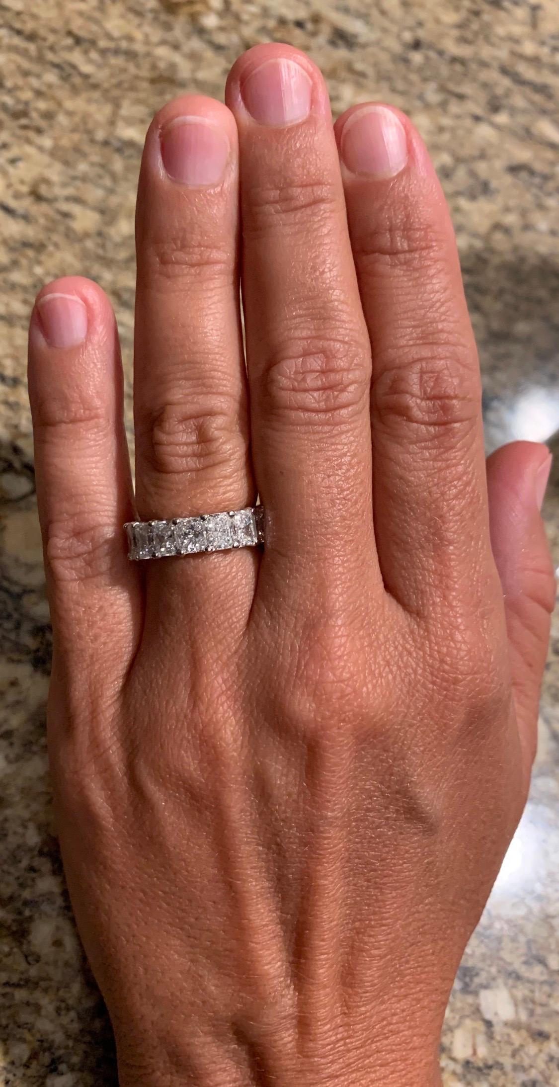 Atemberaubende GIA zertifiziert Radiant Cut Natural Diamond Platinum Eternity Band. 

Jeder der 17 Steine hat die Farbe D-F,  VS1 plus in Klarheit, und Laser beschriftet. Alle Diamanten haben keine Fluoreszenz und sind rechteckig.

Einzelheiten zu