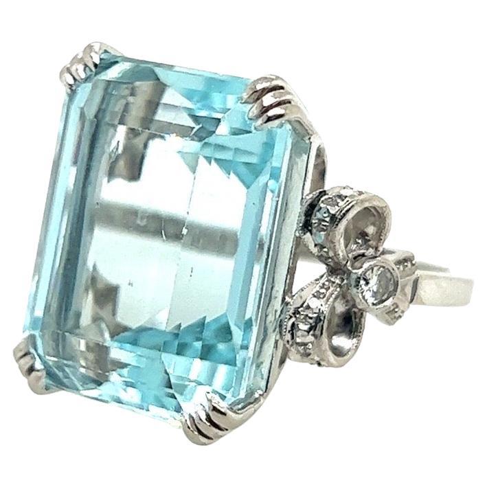 Bague de cocktail en or rétro 20 carats aigue-marine naturelle et diamant Circa 1960