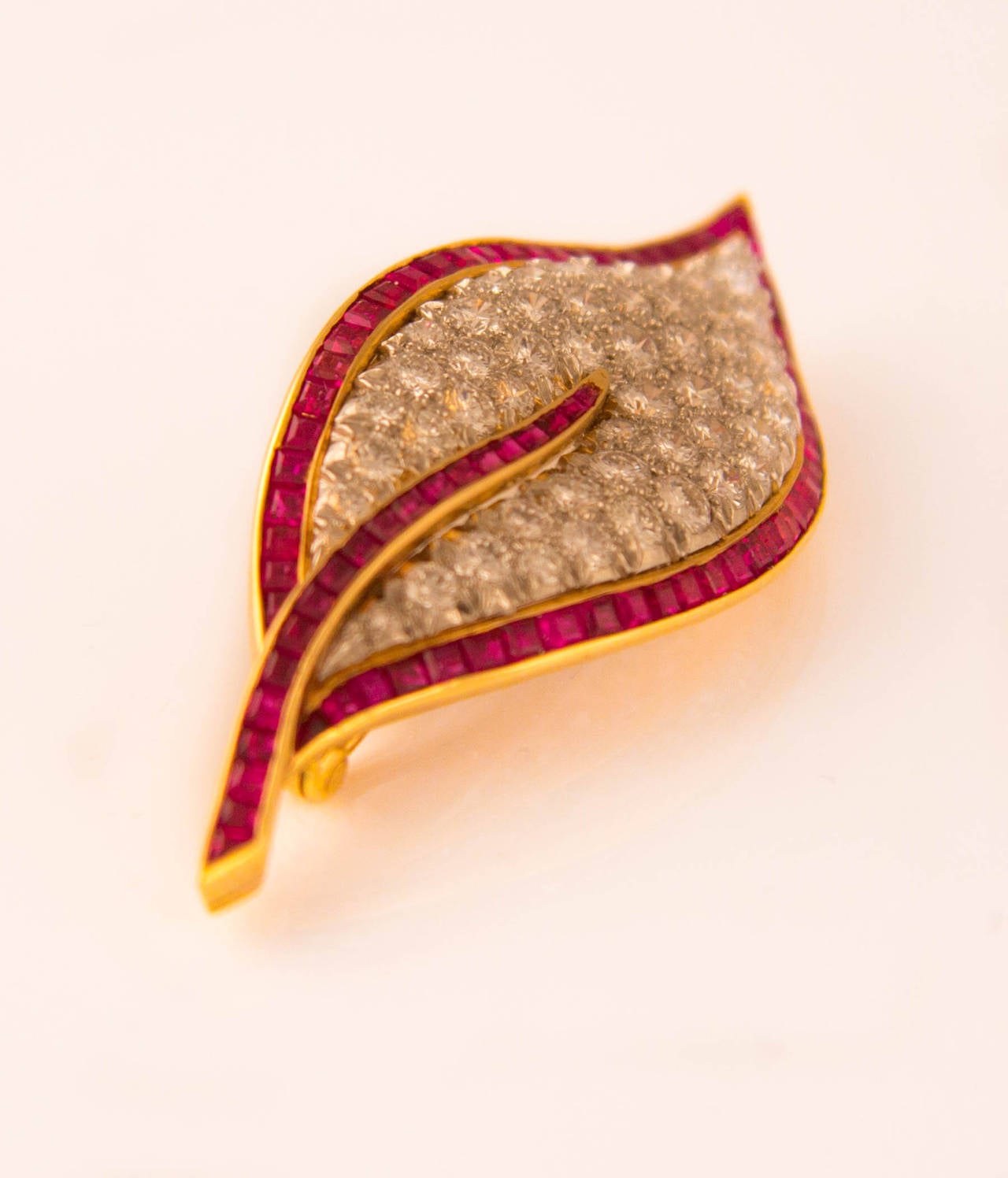 Oscar Heyman Ruby Diamond Gold Platinum Leaf Brooch In Excellent Condition For Sale In Vienna, AT