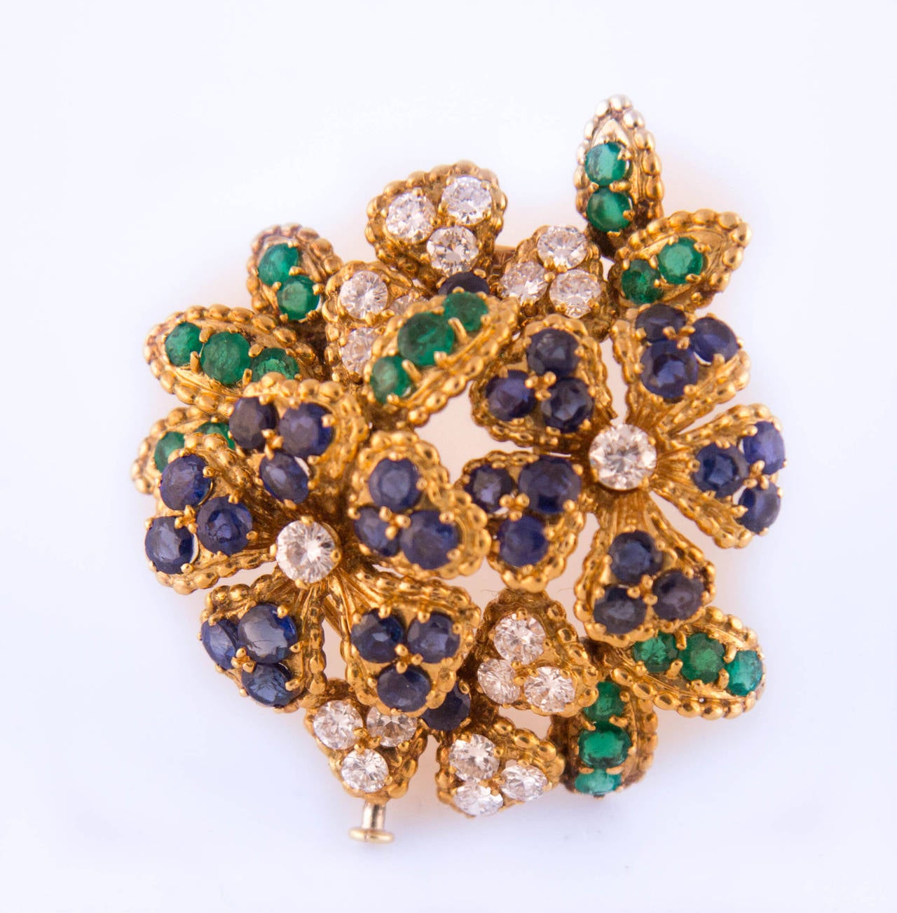 1960s Mauboussin Emerald Sapphire Diamond Gold Brooch In Excellent Condition For Sale In Vienna, AT