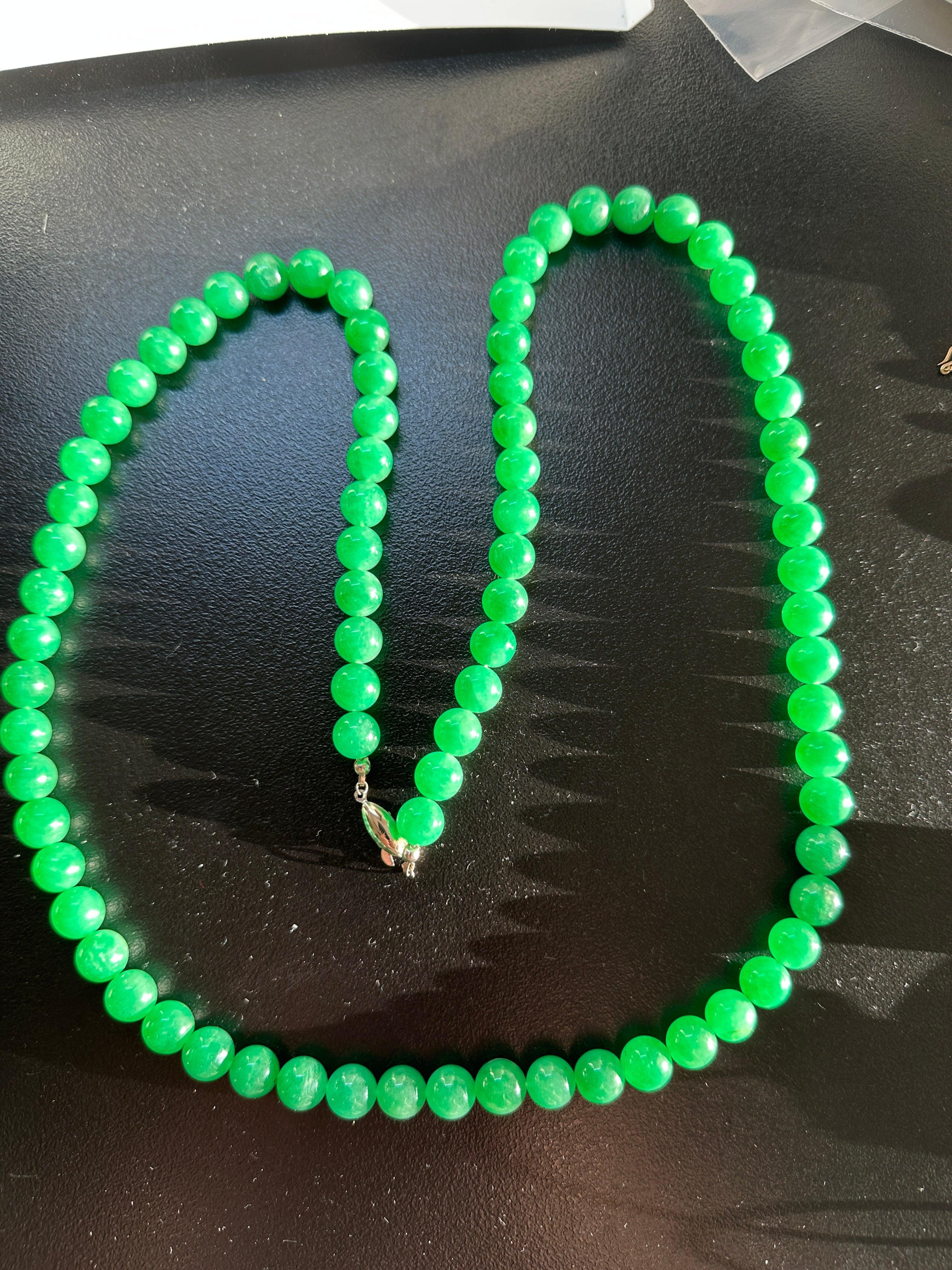 QUESTA È UN'ESQUISITA COLLANA ANTICA ART DECO CINESE DI PERLE DI GIADA E ARGENTO DELLA LUNGHEZZA DI 32 POLLICI (81 cm).  QUESTA SPLENDIDA E DRAMMATICA COLLANA È COMPOSTA DA SPLENDIDE PERLE DI GIADA DA 10 MM DEL COLORE PIÙ SQUISITO E DA UNA CHIUSURA