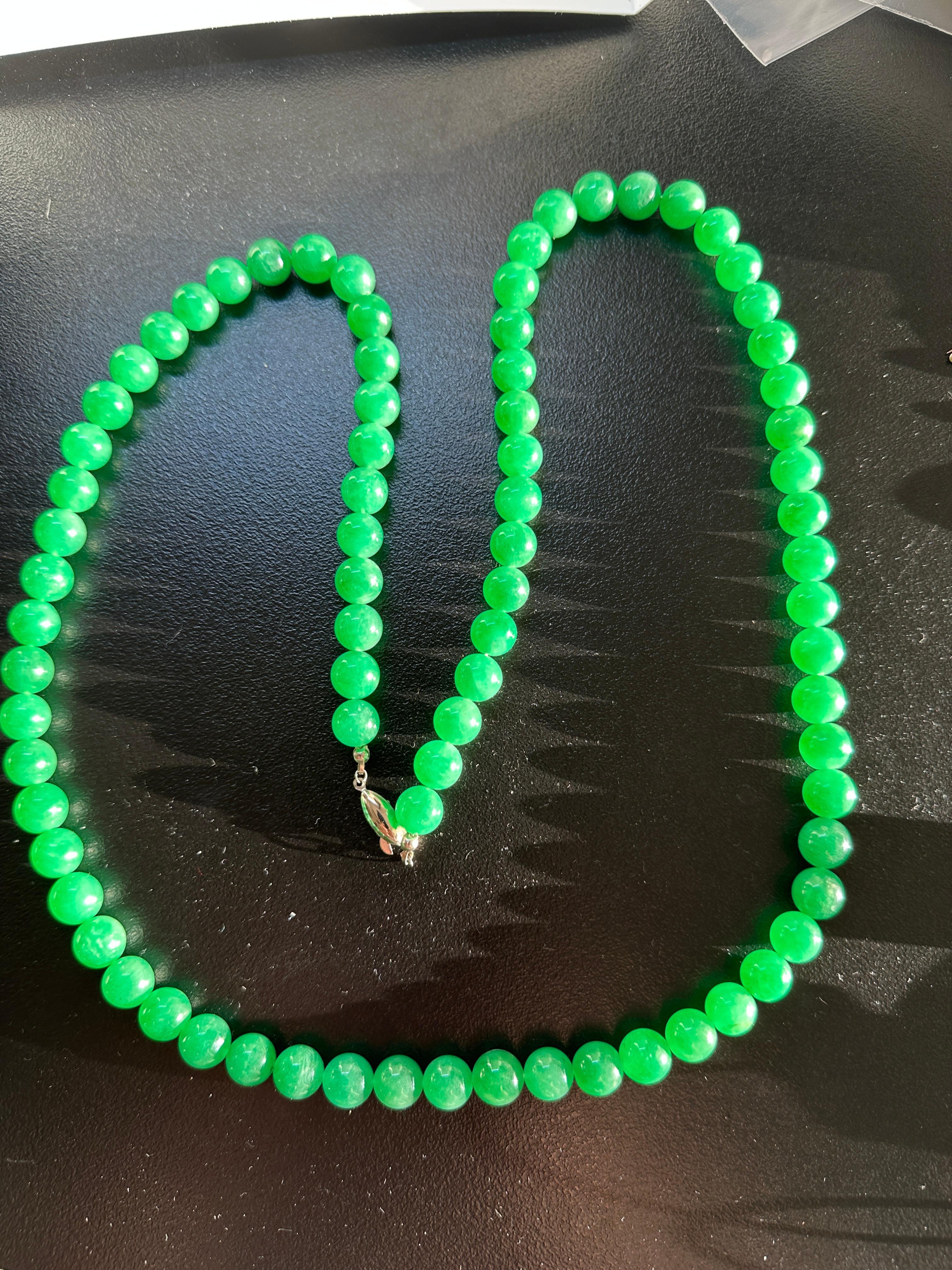 Collana di giada cinese Art Deco da 32 pollici con perline di giada da 10 mm e chiusura in argento in vendita 2