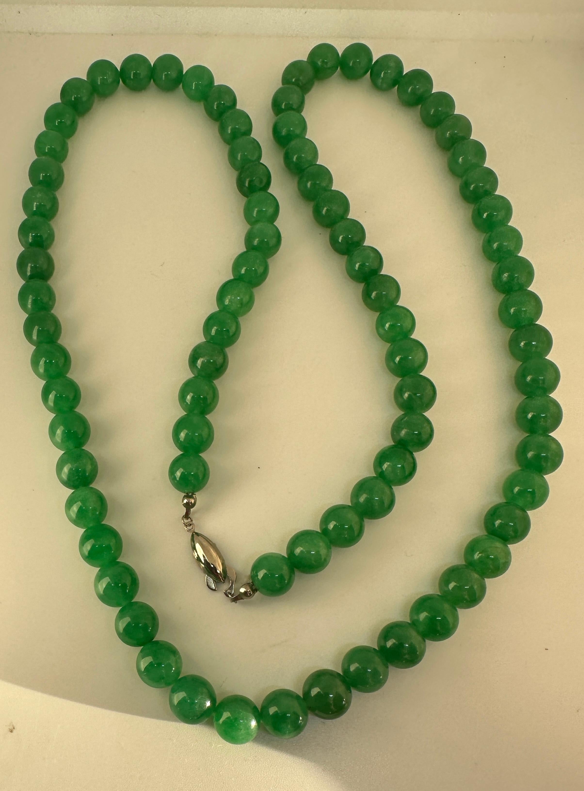 Perlina Collana di giada cinese Art Deco da 32 pollici con perline di giada da 10 mm e chiusura in argento in vendita