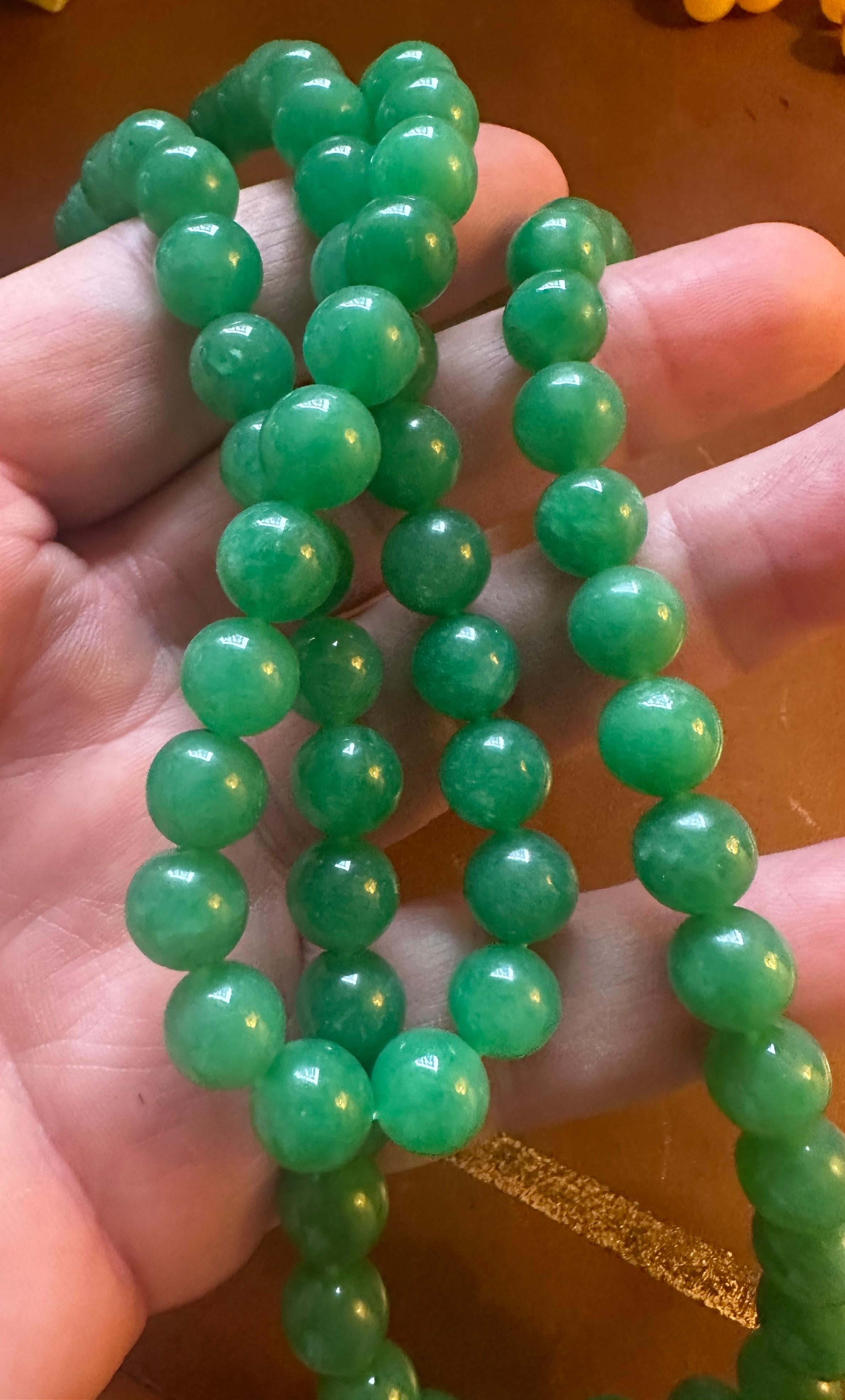 Collana di giada cinese Art Deco da 32 pollici con perline di giada da 10 mm e chiusura in argento In condizioni ottime in vendita a New York, NY