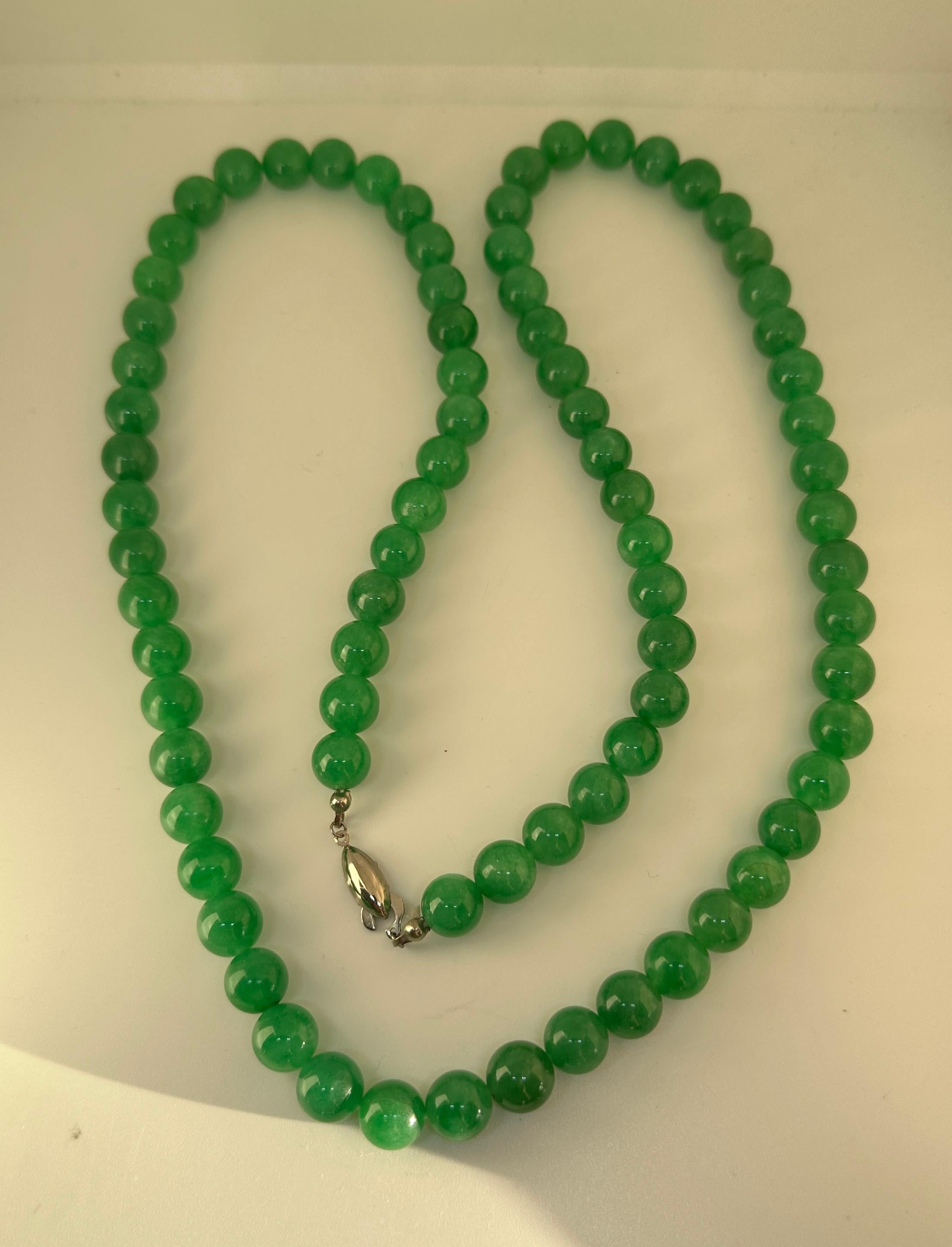 da uomo o donna Collana di giada cinese Art Deco da 32 pollici con perline di giada da 10 mm e chiusura in argento in vendita