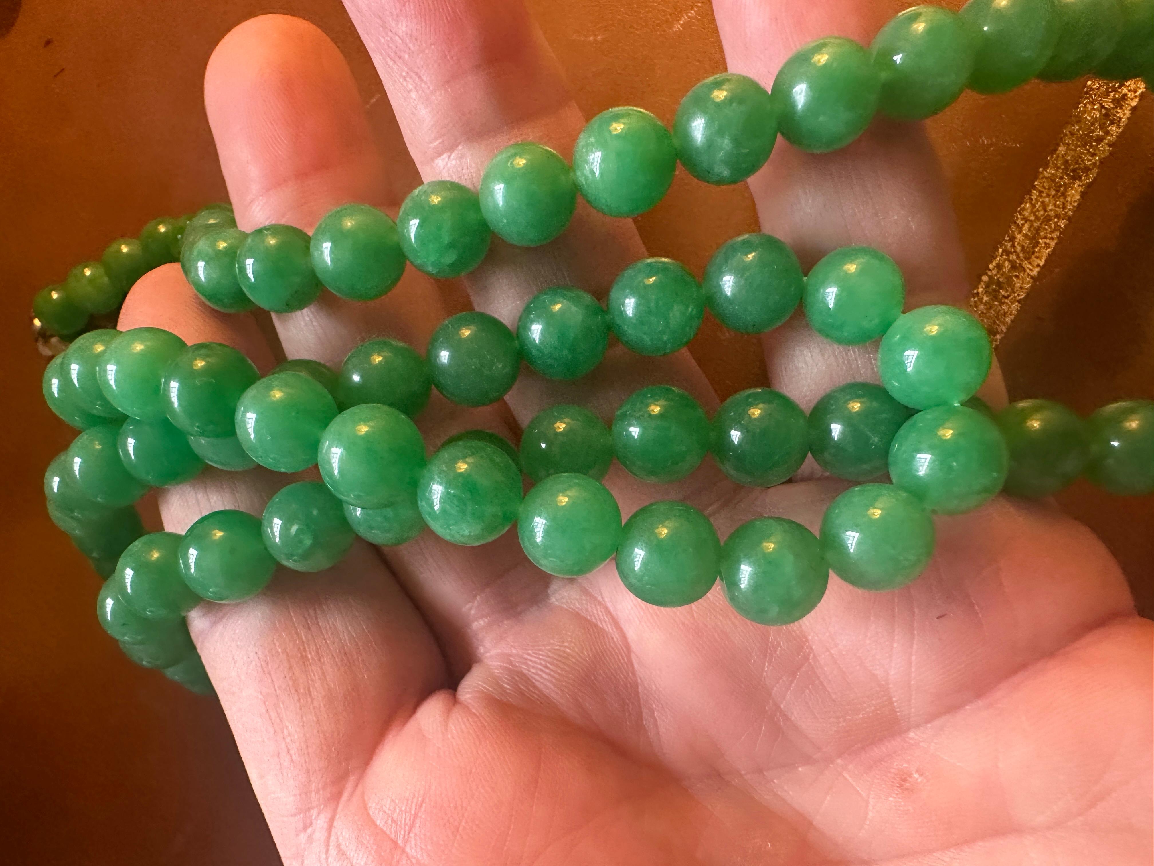 Collana di giada cinese Art Deco da 32 pollici con perline di giada da 10 mm e chiusura in argento in vendita 3