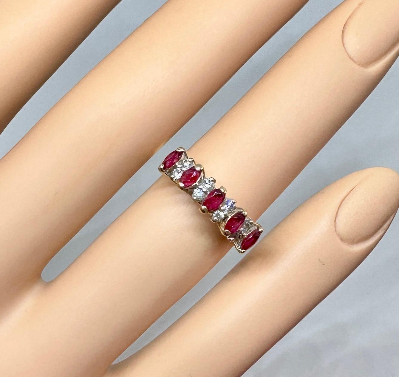 Contemporain Marquise Rubis Diamant Bague de fiançailles Stacking Or 14 carats en vente