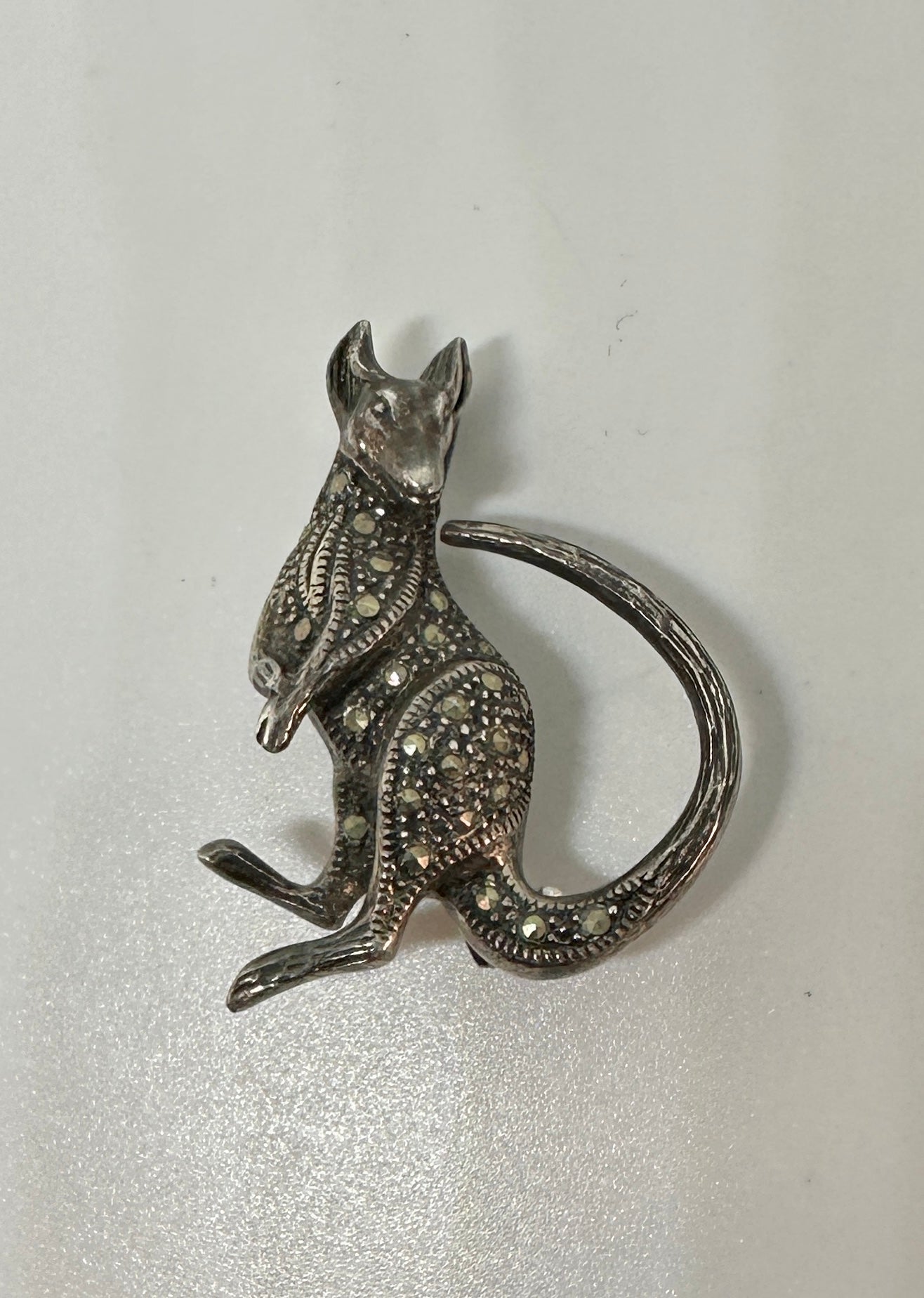 Art Déco Collana o spilla con ciondolo a forma di canguro in argento sterling e marcasite Art Deco c1930 in vendita