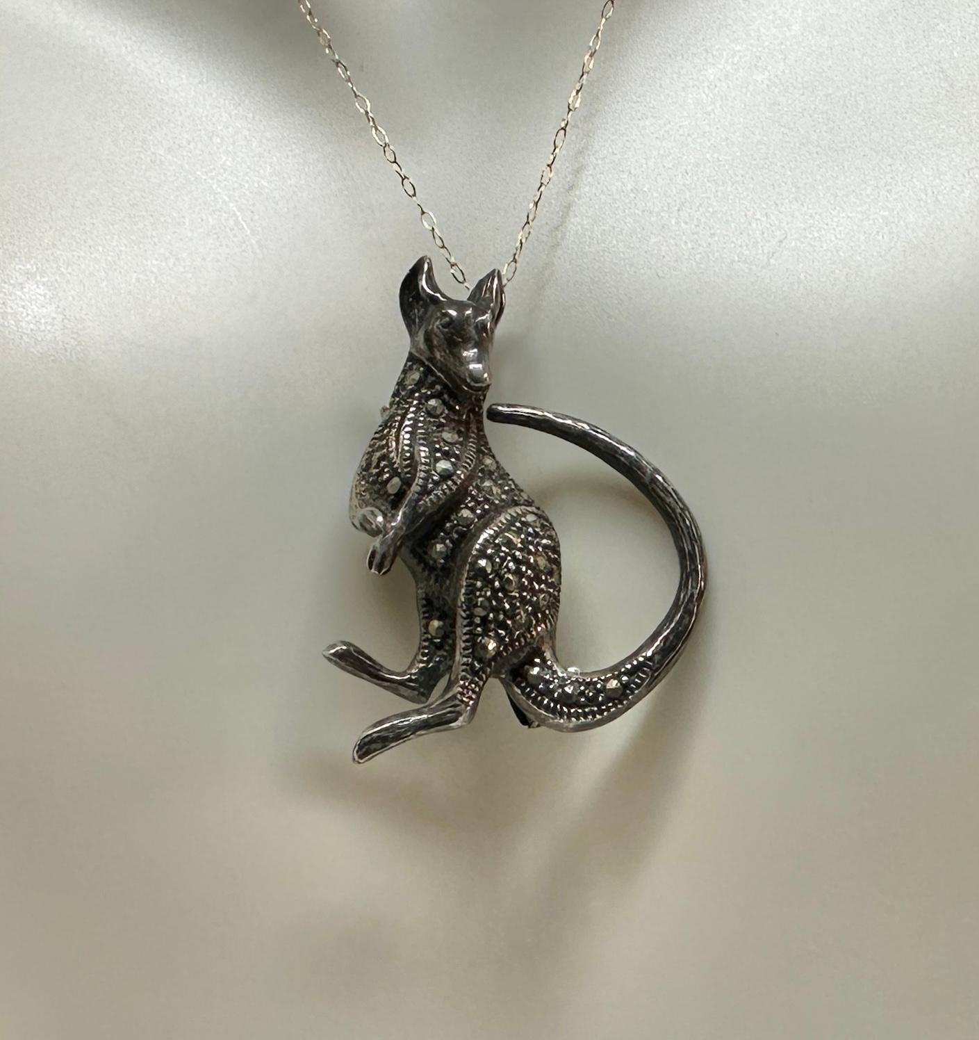 Taglio rotondo Collana o spilla con ciondolo a forma di canguro in argento sterling e marcasite Art Deco c1930 in vendita