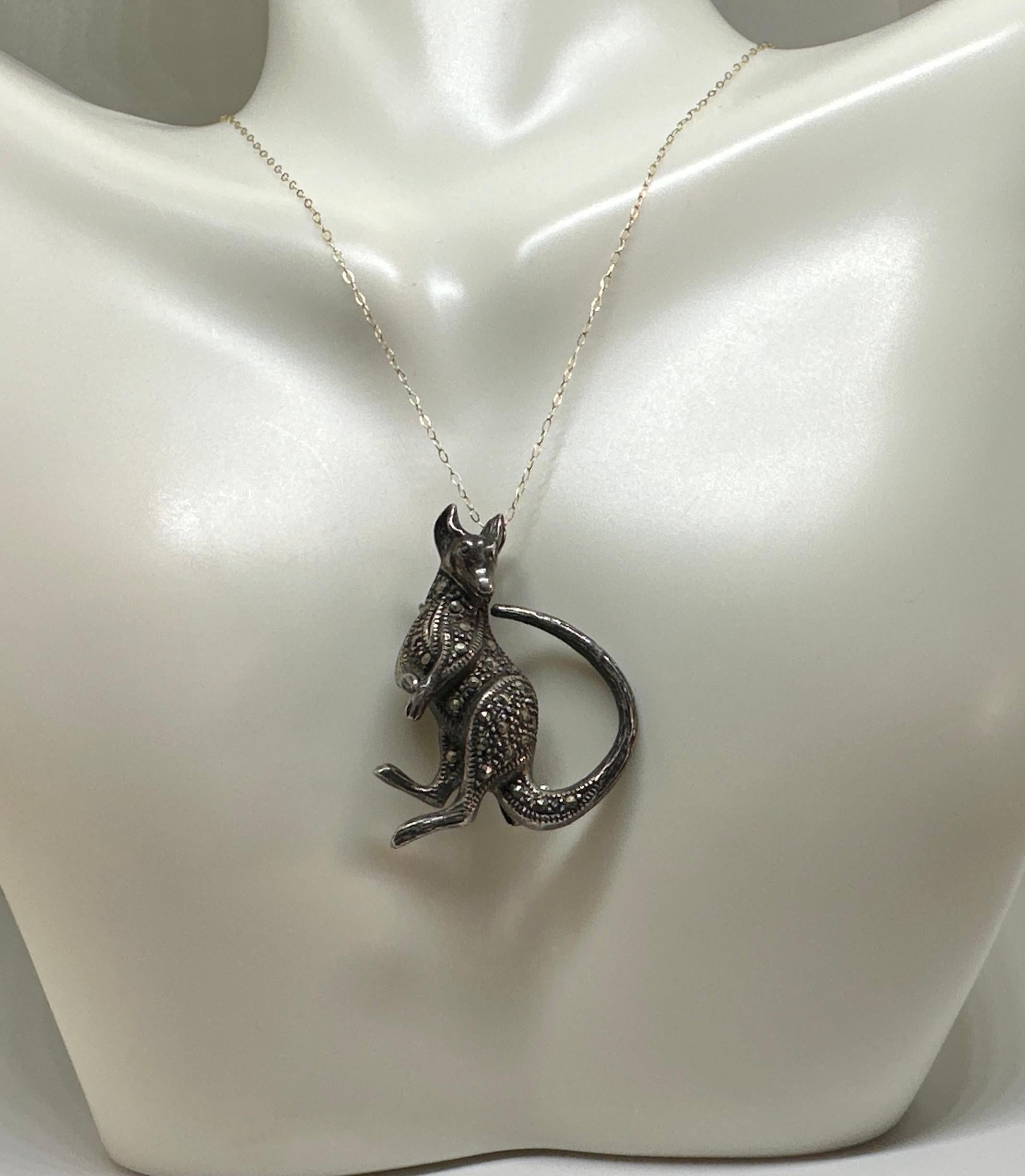 Collana o spilla con ciondolo a forma di canguro in argento sterling e marcasite Art Deco c1930 In condizioni ottime in vendita a New York, NY