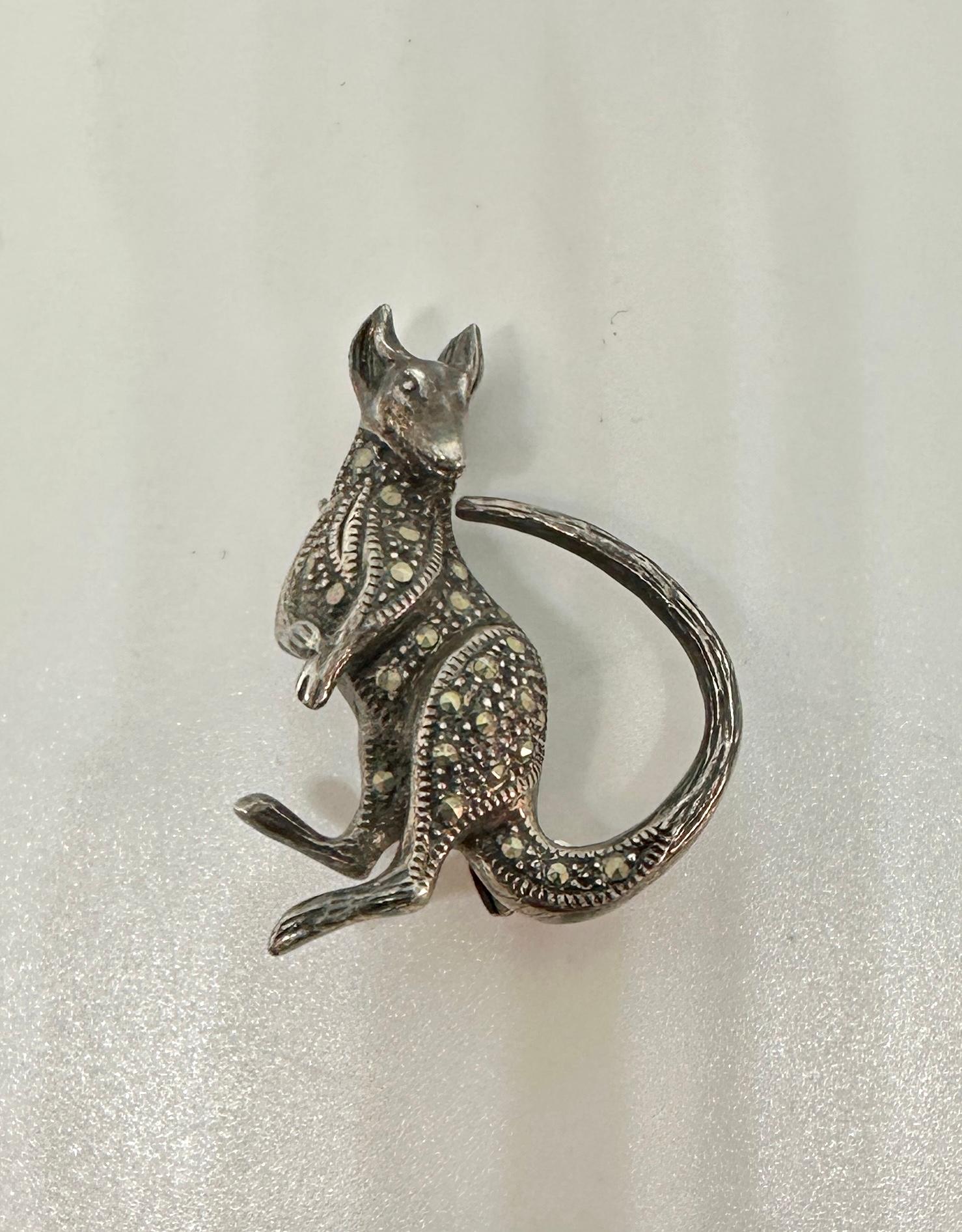 da uomo o donna Collana o spilla con ciondolo a forma di canguro in argento sterling e marcasite Art Deco c1930 in vendita