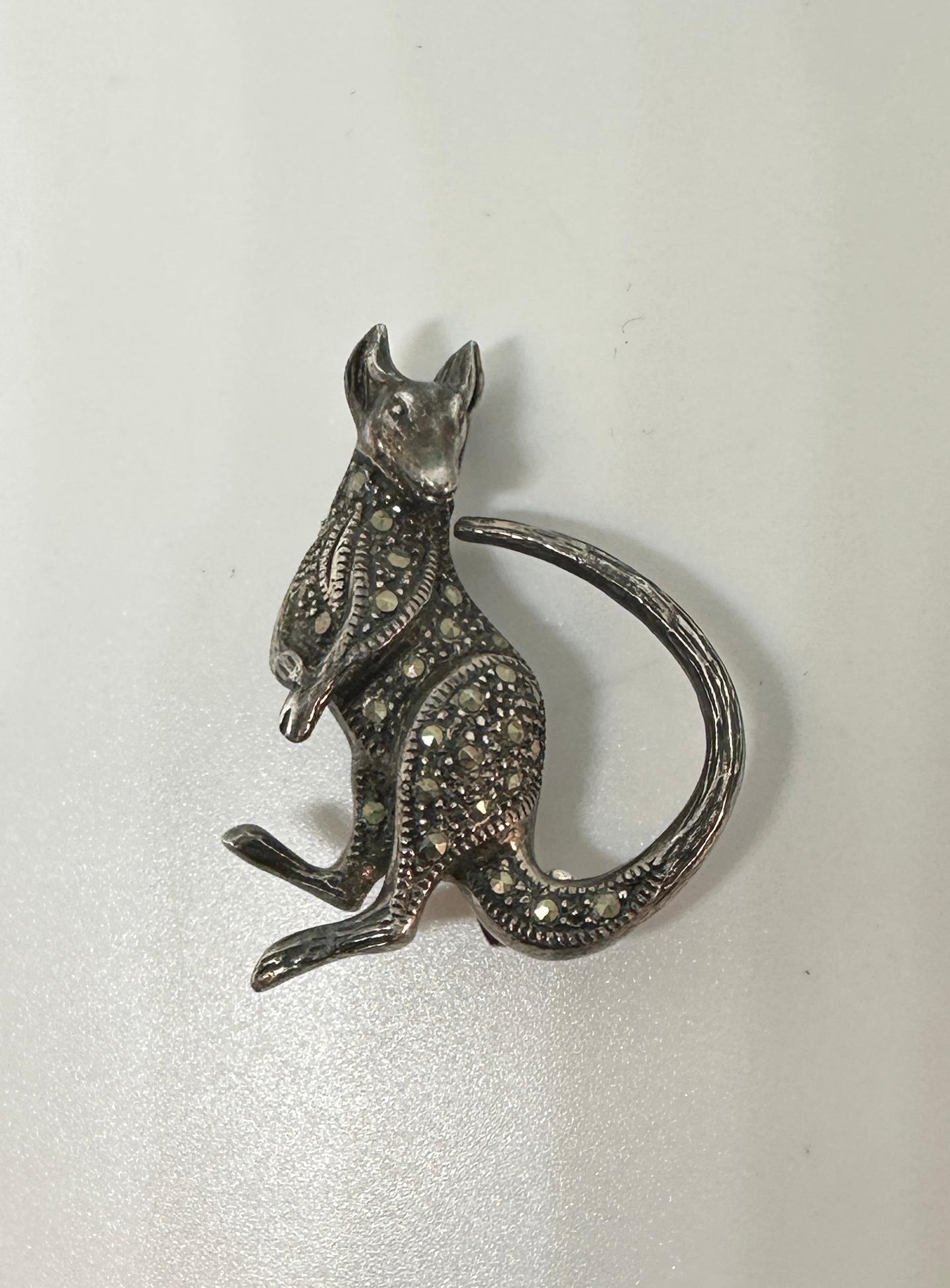 Collana o spilla con ciondolo a forma di canguro in argento sterling e marcasite Art Deco c1930 in vendita 1