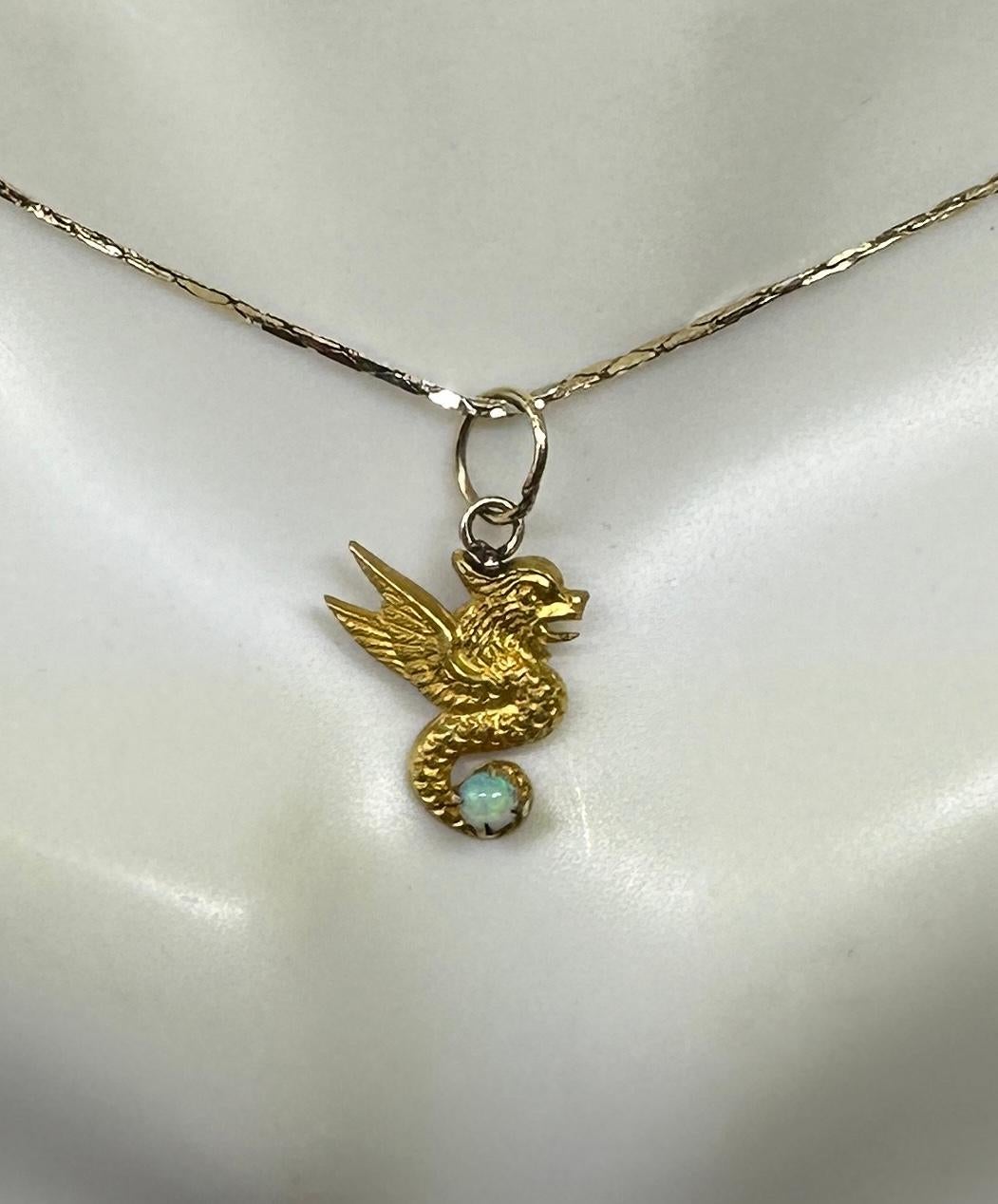 Belle Époque Grifone Drago Alato Opale Collana con ciondolo in oro antico Belle Epoque in vendita