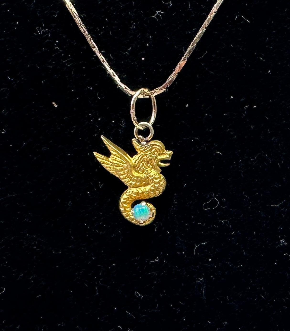 Taglio rotondo Grifone Drago Alato Opale Collana con ciondolo in oro antico Belle Epoque in vendita